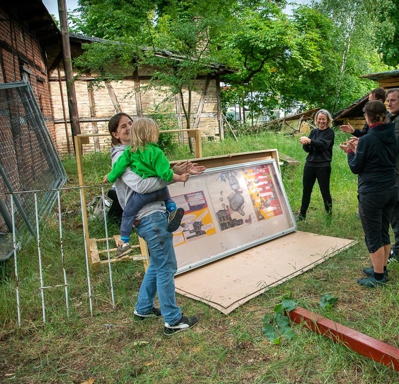 Einweihung Schaukasten - Bild: Räume & Menschen eG