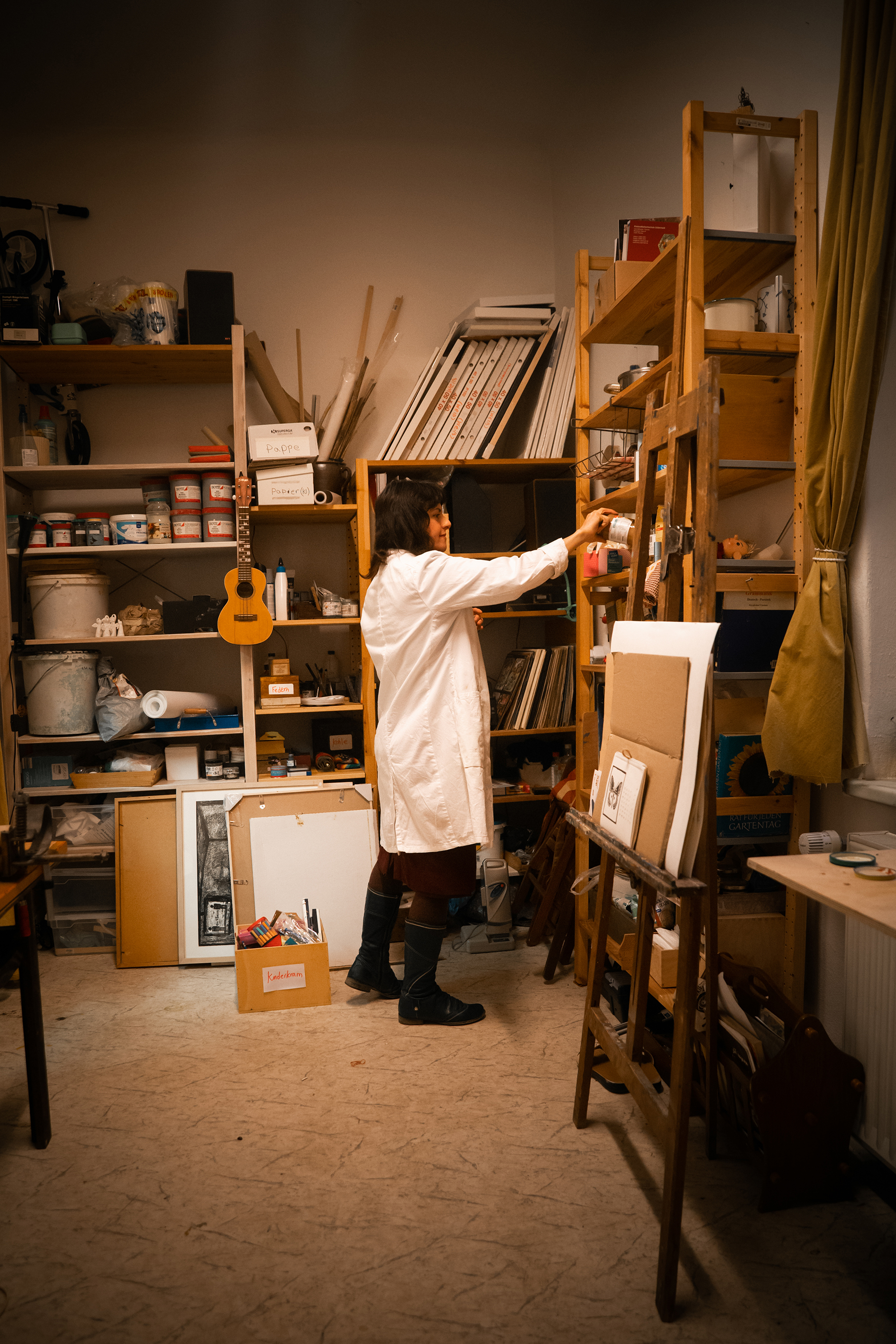 Illustratorin Faezeh im Studio - Foto: Stadt mit Zukunft – Angermünde e.V.