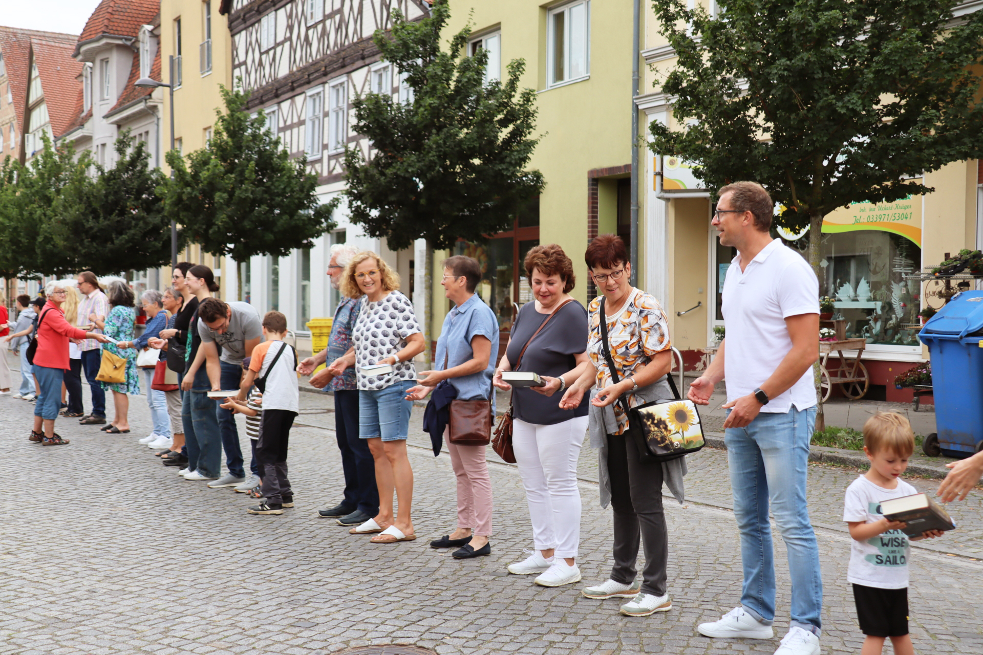 Büchermenschenkette Bibliotheksumzug - Bild: Stadt Kyritz