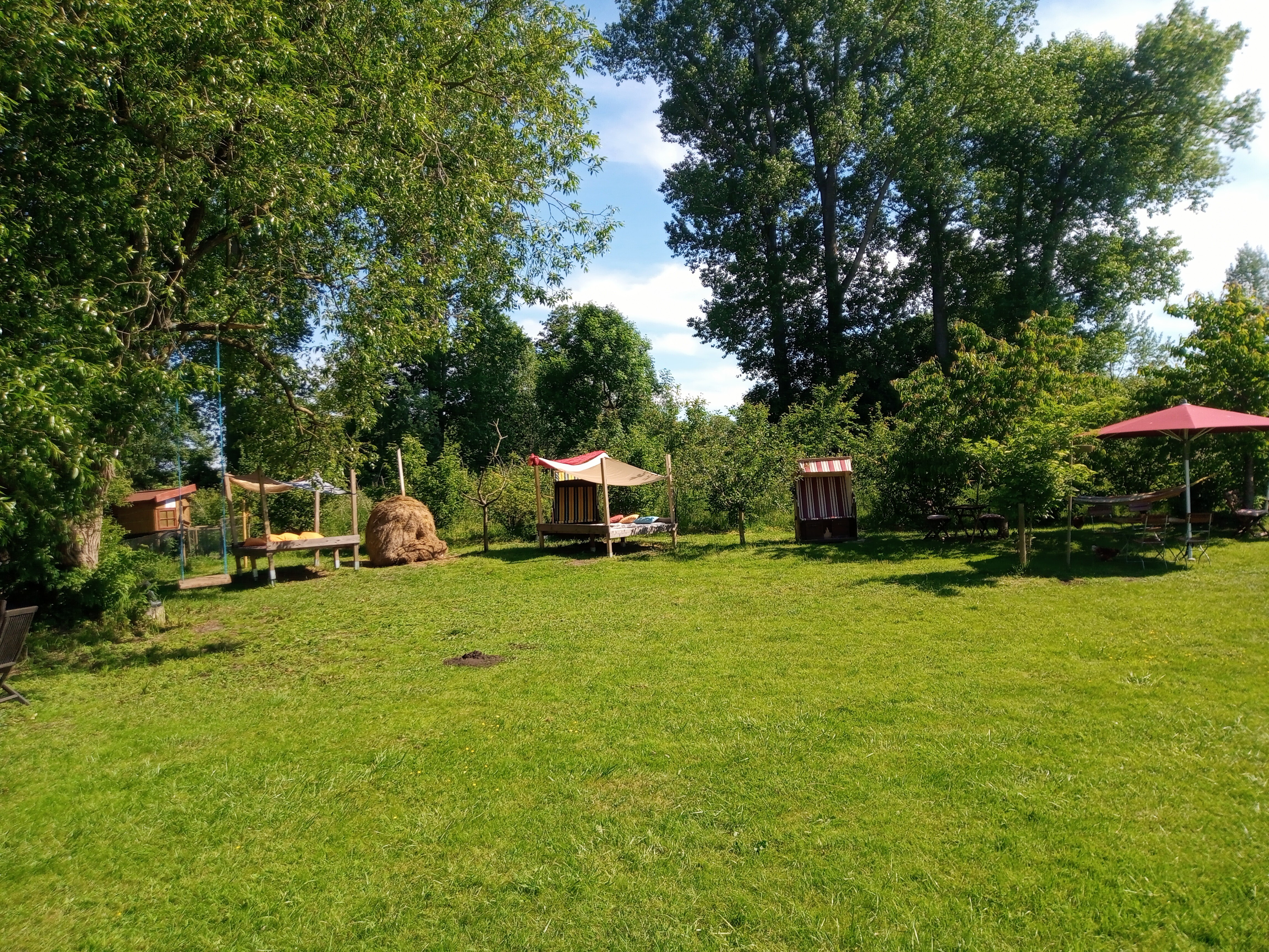 Kultur und Beeren Cafe Gelaende Sonnendeck