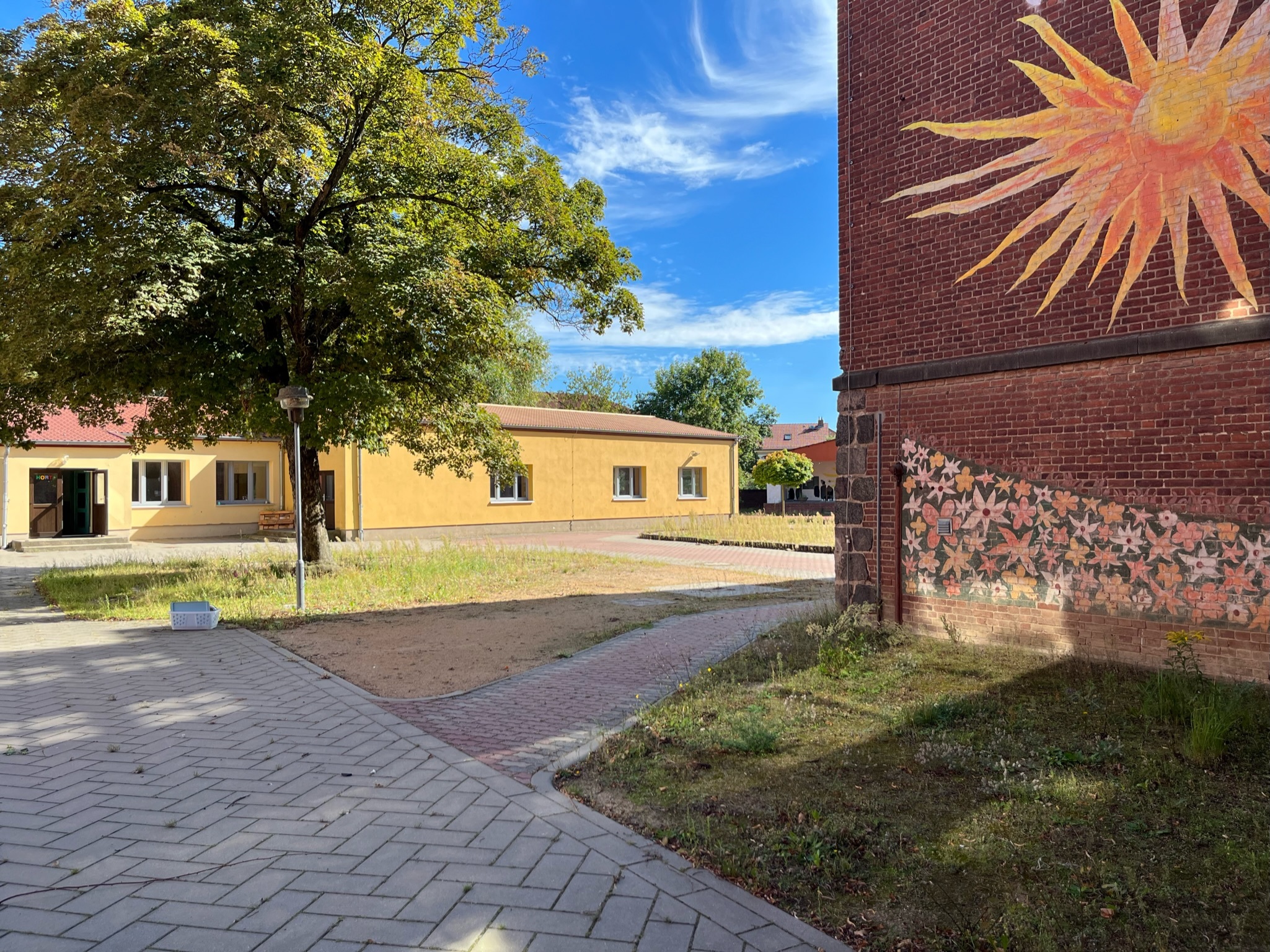 An der Nordseite des Gebäudes sorgt ein Wandbild aus DDR-Zeiten für den notwendigen Sonnenschein. - Photo: © Großraumbüro