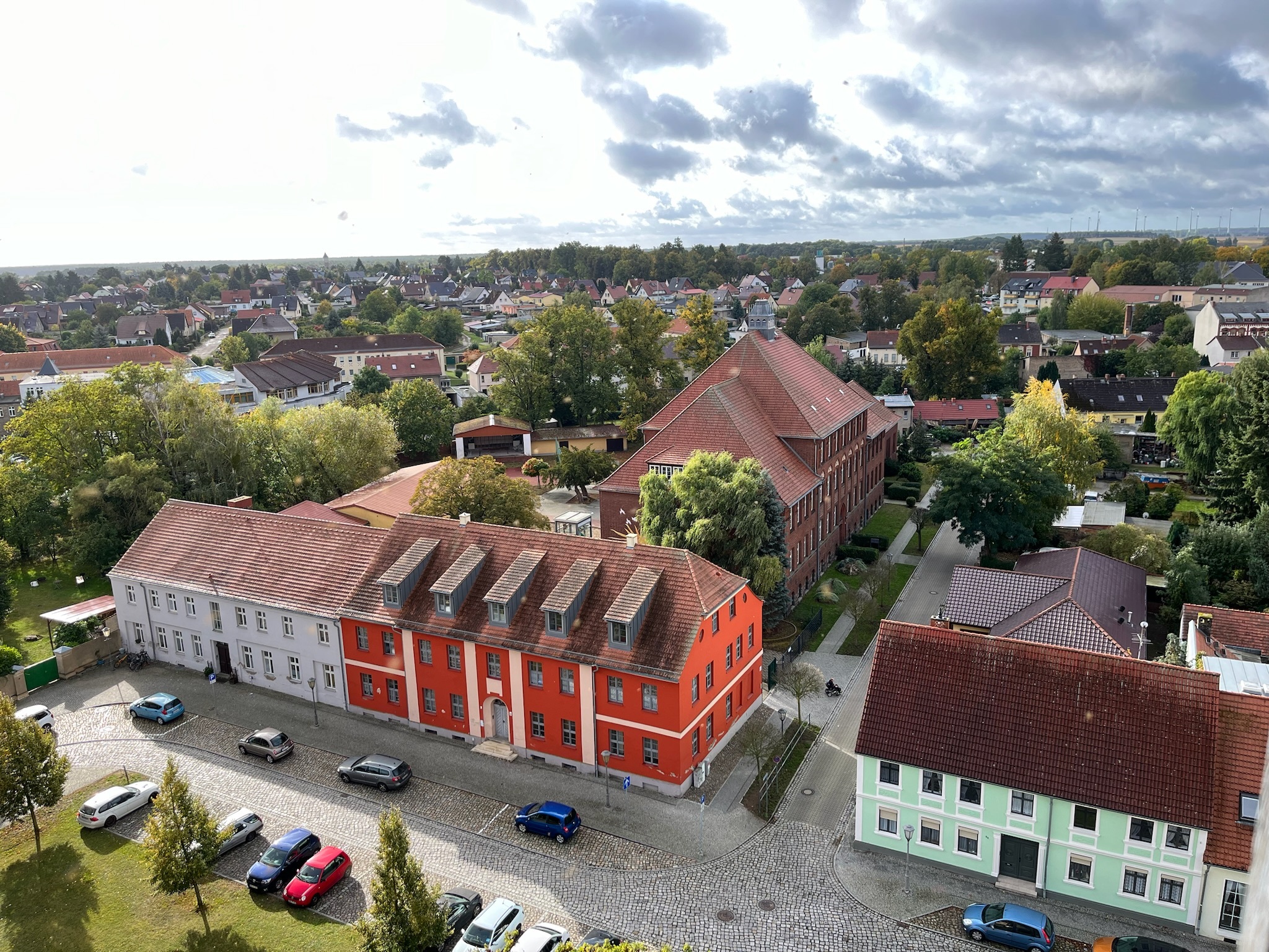 Neben dem Kirchturm ist die ehemalige Schule eins der höchsten Gebäude in Zehdenick. - Photo: © Großraumbüro