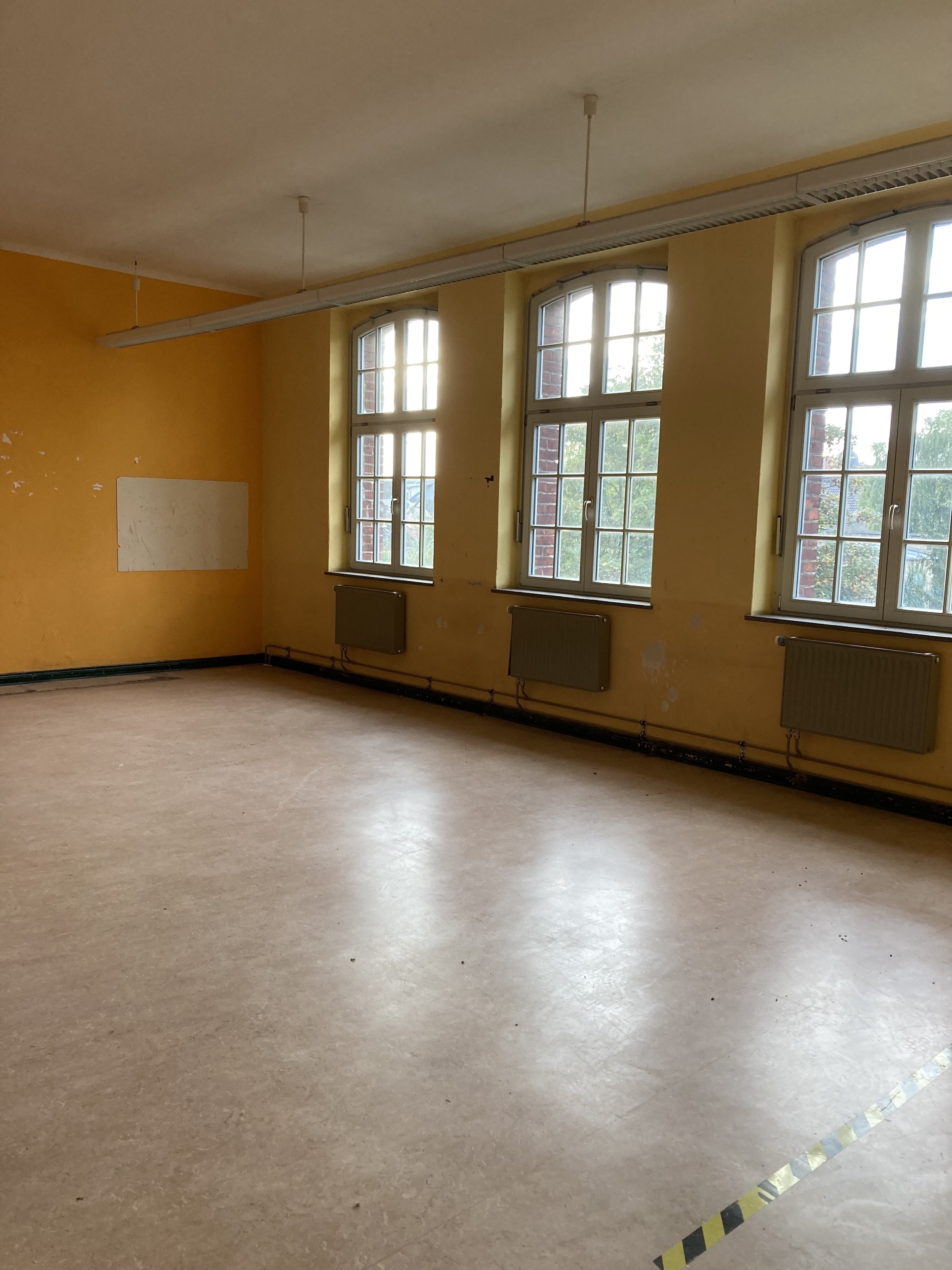 Die um die 50 Quadratmeter großen Klassenräume werden zukünftig einzeln oder zusammengeschlossen als Wohnraum dienen. - Photo: © Großraumbüro