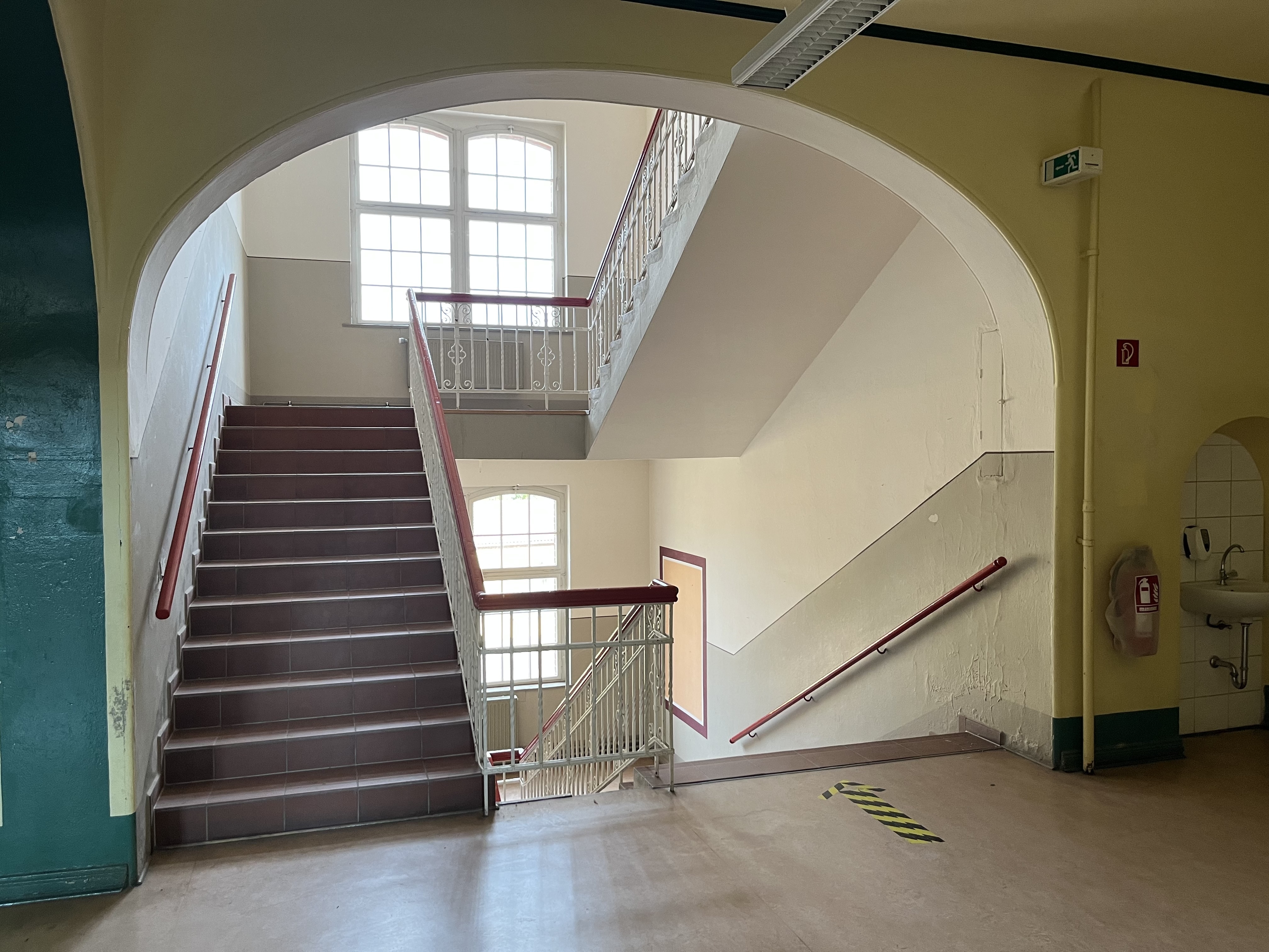Dank der großen Fenster im denkmalgeschützten Treppenhaus gelangt viel Licht in das ehemaligen Schulgebäude. - Photo: © Großraumbüro