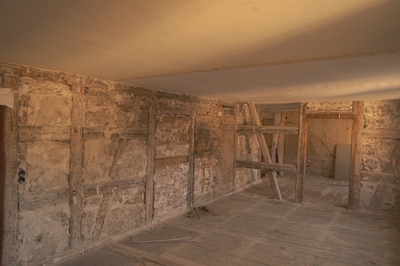 Einblick in die Baustelle im ersten Obergeschoss - hier entsteht ökologisch sanierter Wohnraum für weitere vier Personen. - Photo: © R. Bretzlaff